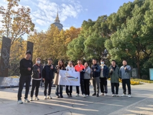 跑步讓身體薄一點(diǎn)，讀書讓思想厚一點(diǎn)。